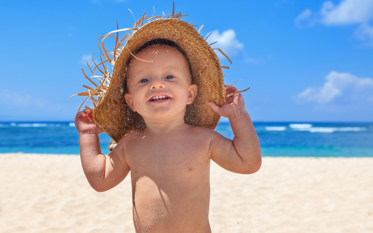 На пляж с маленьким ребёнком: отдых и безопасность