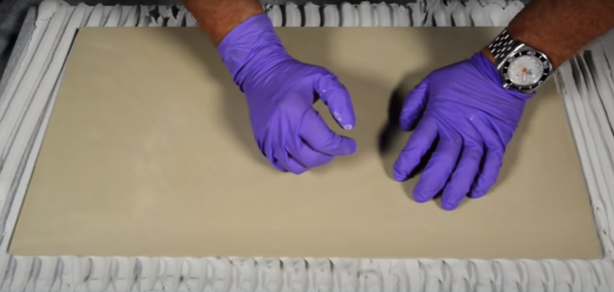 Правильная укладка плитки. Под плиткой не должно остаться пустот.