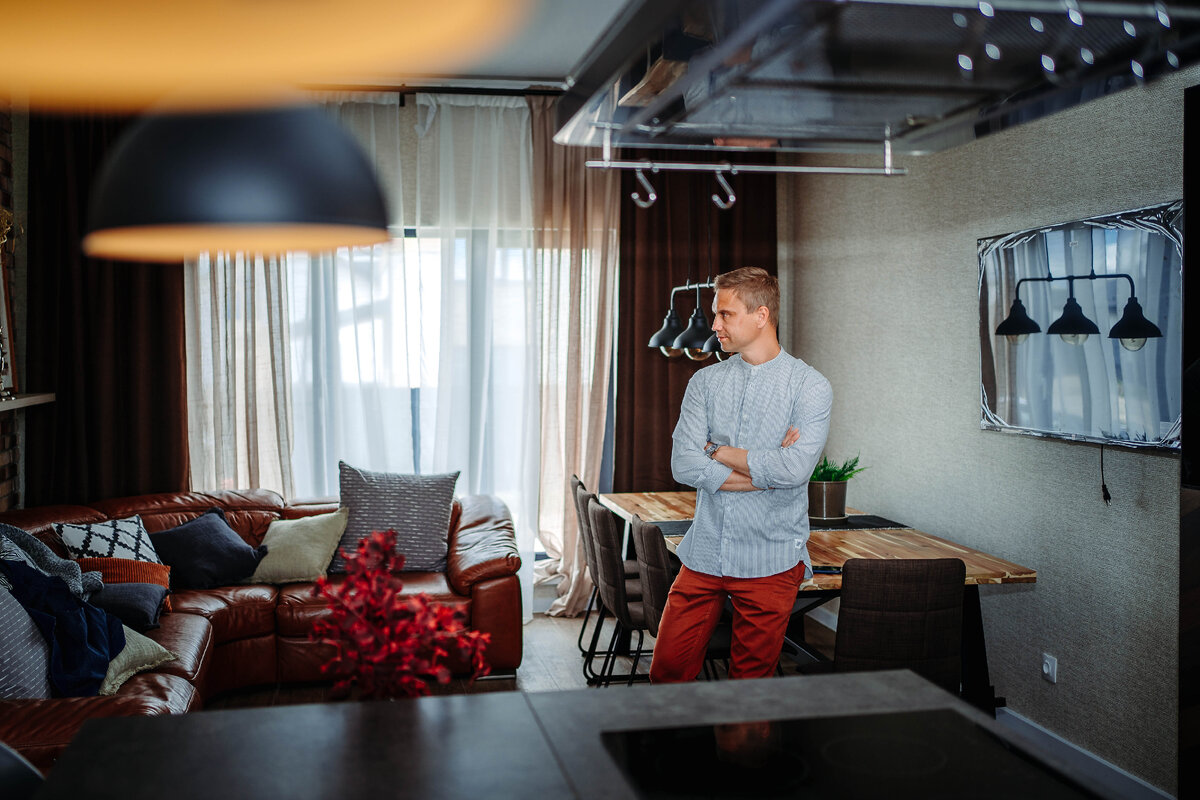 Интерьер гостиной в одноэтажном доме выполнен по проекту нашего дизайнера