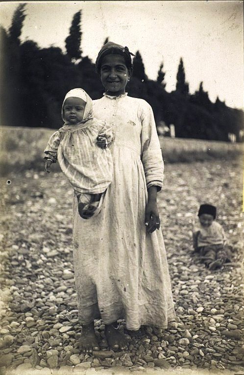 Дубровский Михаил Исидорович. Молодая татарка с ребенком. Татары крымские. г. Алушта