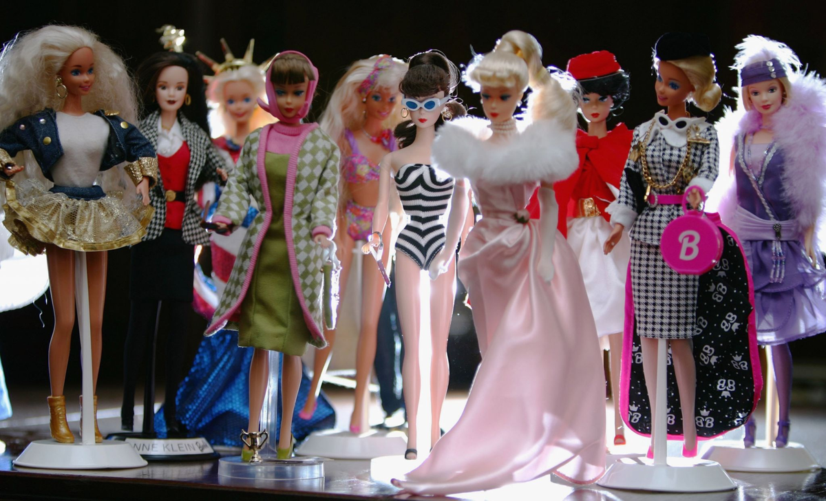 Первая Барби 1959. Барби Миллисент Робертс 1959. 1959 Год первая Барби. Эволюция кукол Барби с 1959.