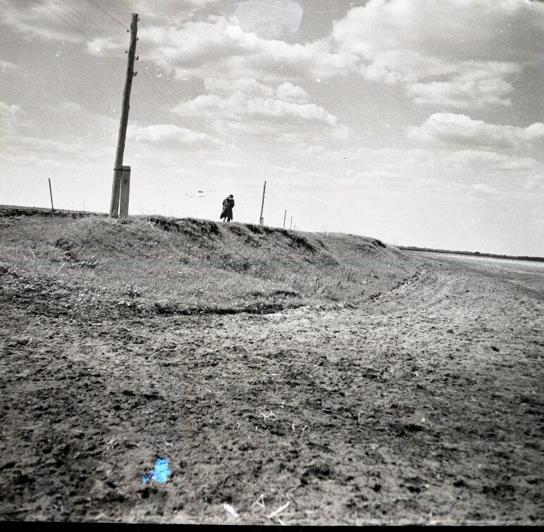 И.В. Дегтярев на поселении «Жилища» в 1963 году и фотофиксация находки медной лопаточки.