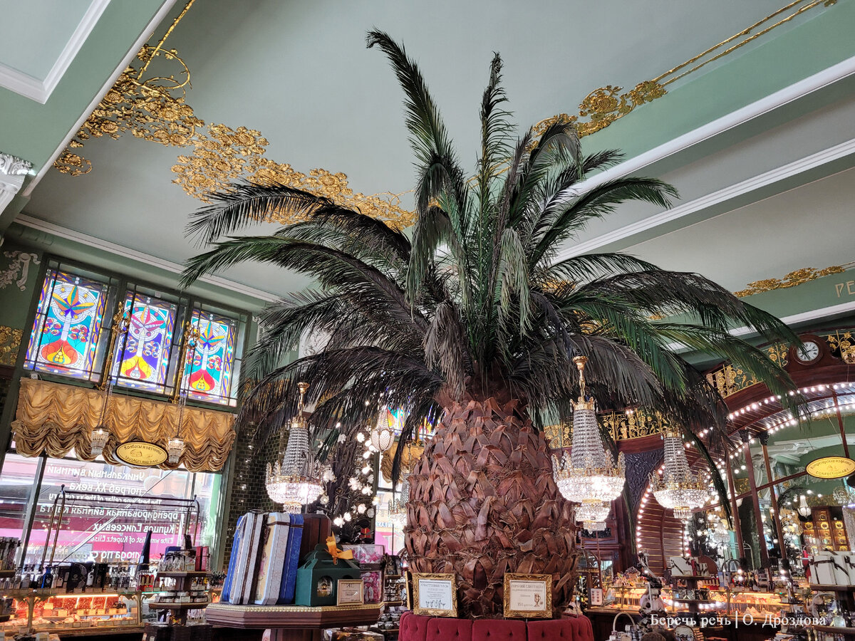 Внутри современного магазина купцов Елисеевых