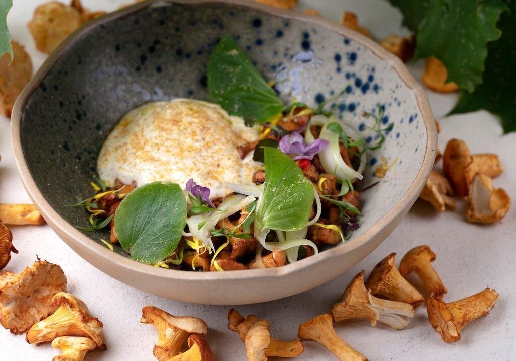 В ресторане «Л.Е.С.» лисички спрятали под сырным муссом, дополнили сельдереем и цветами лаванды — 750 рублей.