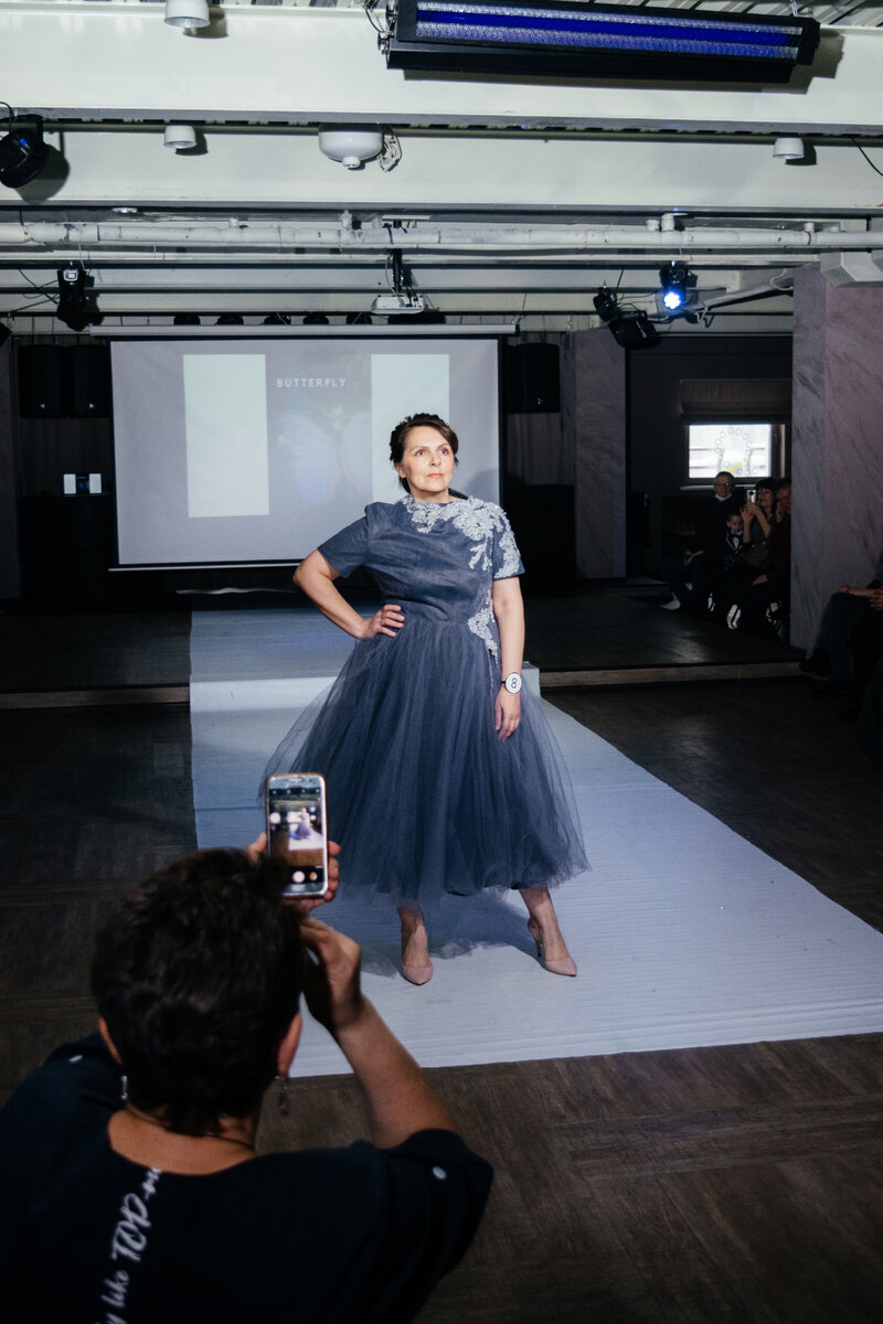 Фото с показа "Батерфляй" Модели 40+ Платье Zakariancoutur. 