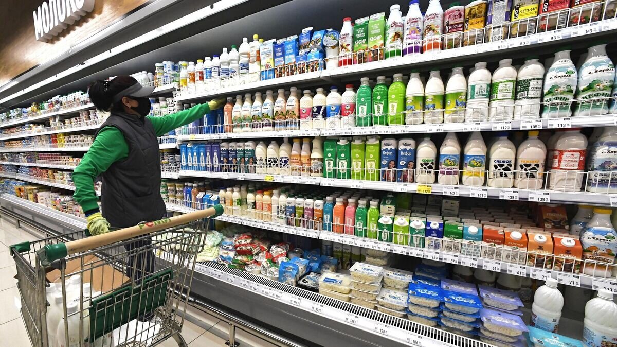    Продавец раскладывает товар в магазине "Реми" во Владивостоке© РИА Новости / Виталий Аньков