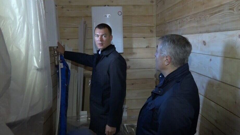     Губернатор Михаил Дегтярев осмотрел и по достоинству оценил преимущества первого индивидуального жилого дома, построенного в рамках флагманского проекта «Дом дальневосточника» в селе Мичуринское Хабаровского района.