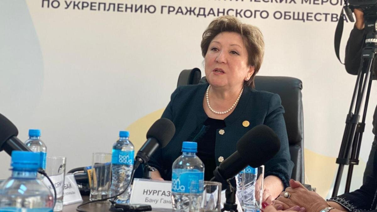    Женщина говорит речь на конференции:ГАК