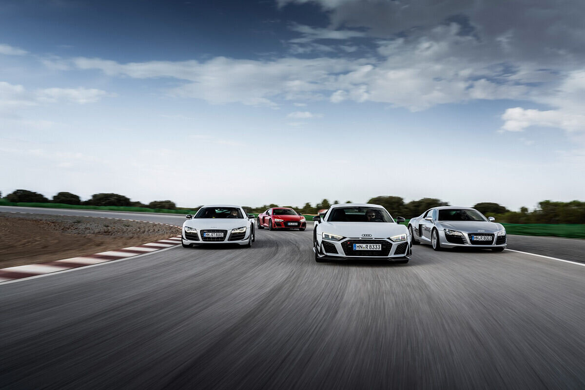 Компания Audi представила последнюю модель R8 с двигателем внутреннего сгорания. Прощальный суперкар выпустят ограниченным тиражом.Всего выйдет 333 экземпляра спецсерии под названием Audi R8 Coupe V10 GT RWD. Основным внешним отличием новинки станет обвес в духе гоночных купе. Добавлено массивное заднее антикрыло, видоизменён диффузор, на бамперах появились сплиттеры. Ещё для «двухдверок» серии GT обязательны заводской антихром и антрацитовые 20-дюймовые кованые диски в ретростиле с шинами Michelin Sport Cup 2.GT-модификация стала на 20 кг легче обычной заднеприводной Audi R8. Снизить массу, помимо эксклюзивных колёс, помогла установка облегчённых керамических тормозов и карбоновых ковшеобразных кресел. Также были заменены некоторые компоненты подвески (например, стабилизатор поперечной устойчивости выполнен из армированных полимеров). Оригинальный обвес сделан из углеволокна.Чёрно-красный интерьер выполнен с отсылкой на суперкар R8 GT образца 2010 годаКупе оснащено 5,2-литровым безнаддувным двигателем V10. Отдача мотора на Audi R8 GT составляет 620 л. с. и 565 Нм, что делает экземпляр самым мощным заднеприводным автомобилем марки за всю историю (для сравнения: базовый R8 Performance имеет в арсенале 570 сил). Мощность передаётся на задние колёса через доработанную 7-ступенчатую коробку передач с двойным сцеплением.С места до 100 км/ч новинка разгоняется за 3,4 секунды (это на 0,4 секунды меньше, чем показатели базовой заднеприводной версии, но полноприводная Audi R8 Quattro с тем же 620-сильным двигателем выполнит данное действие за 3,1 секунды). 200 км/ч машина достигает за 10,1 секунды, а максимальная скорость составляет 320 км/ч (на 11 км/ч меньше, чем у полноприводной версии).Audi R8 GT получил опцию Drift Mode: функция активируется кнопкой на рулевом колесе, после чего электроника может работать для «обеспечения лучшего дрифта» в одной из семи предустановок, определяющих распределение крутящего момента, усилие на рулевом колесе, работу акселератора.Цены на прощальный Audi R8 GT в Европе стартуют от 225 тысяч евро, поставки автомобилей начнутся в следующем году. Новинка станет последней Audi R8 с бензиновым мотором. Со сменой поколений модель перейдёт в ряды электрокаров.