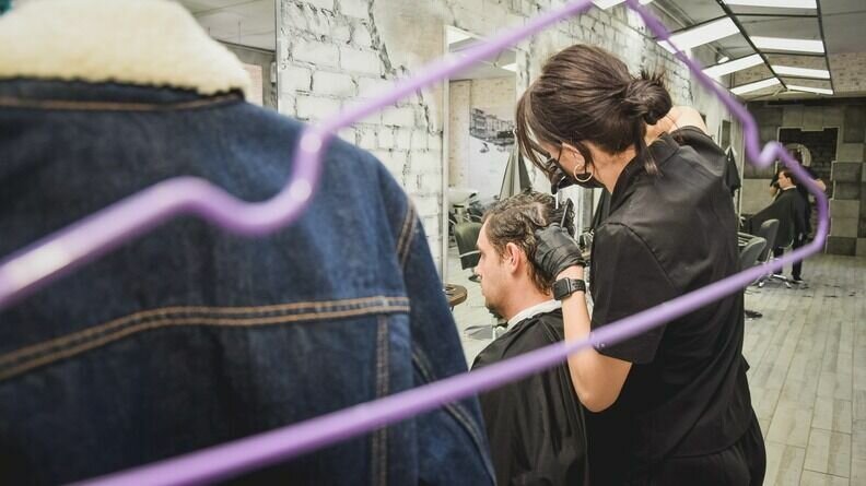     У мужской половины населения Югры популярны маникюр, разглаживание морщин ботоксом.