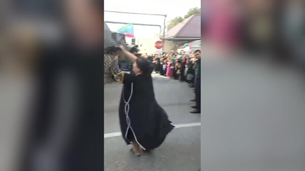 Девятилетний Расул Магомедов долгие месяцы ждал встречи с папой, который участвовал в спецоперации. Видео © T.me / Сергей Меликов