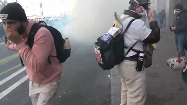 Стычки с полицией на митингах в Париже 16 октября. Видео © Twitter / HZ_Press