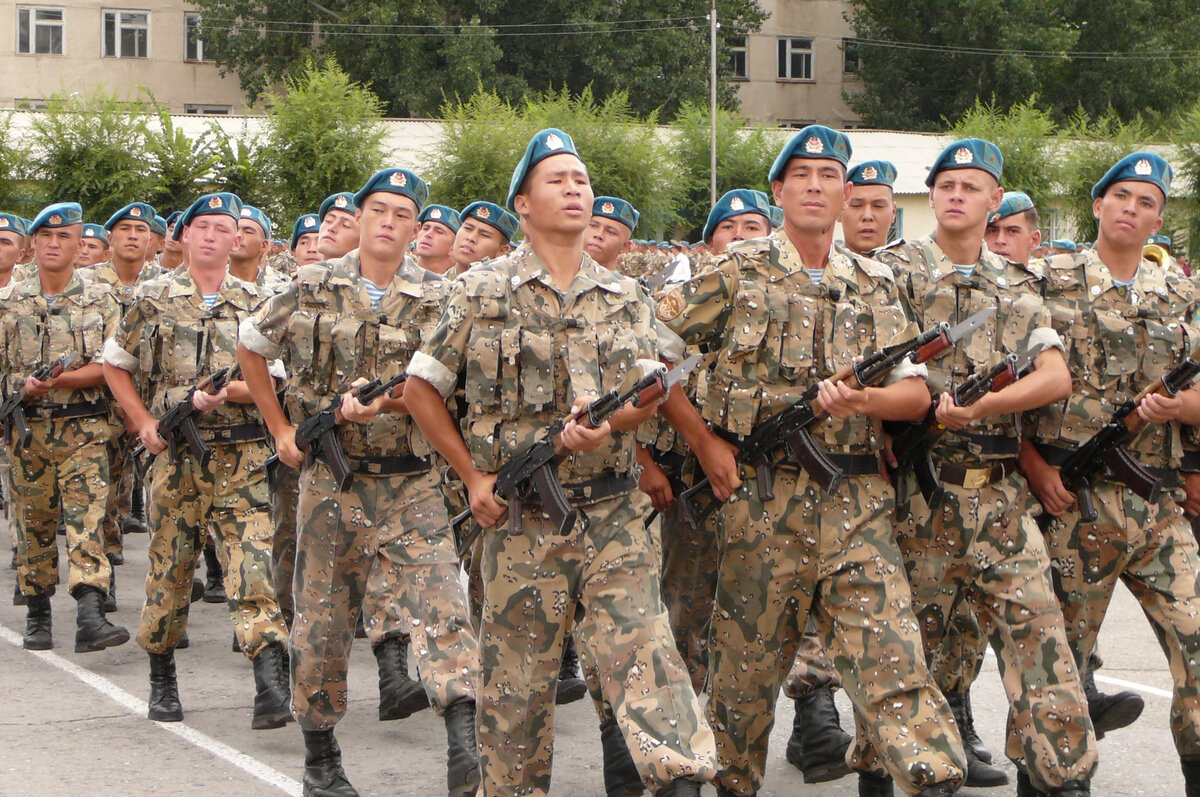    Торжественный марш бойцов 35-й отдельной десантно-штурмовой бригады. Казахстан, 2008 год