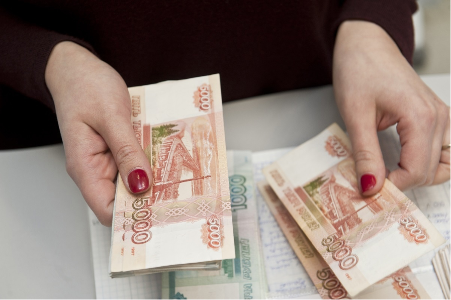 Каждый официально устроенный сотрудник в России платит 13% от первоначальной суммы своей зарплаты. Данная часть называется подоходным налогом или НДФЛ.-2