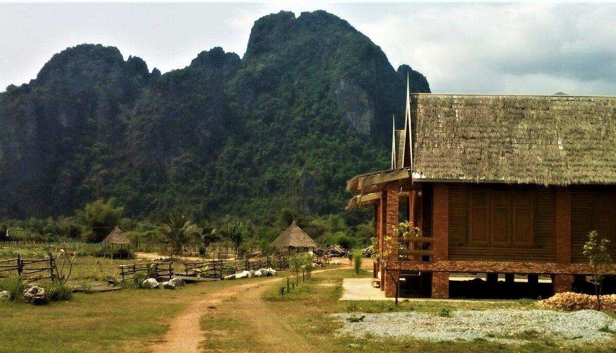 Умиротворяющий пейзаж в городке Ванг Виенг в Лаосе, 2018 год