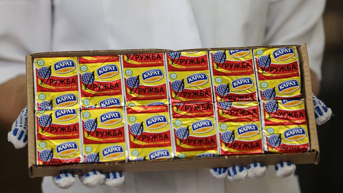 ФАСОВКА ПЛАВЛЕНОГО СЫРА «ДРУЖБА» НА ТЕРРИТОРИИ КОМПАНИИ ЗАО «КАРАТ». ФОТОГРАФИЯ: СЕРГЕЙ САВОСТЬЯНОВ / ИТАР-ТАСС