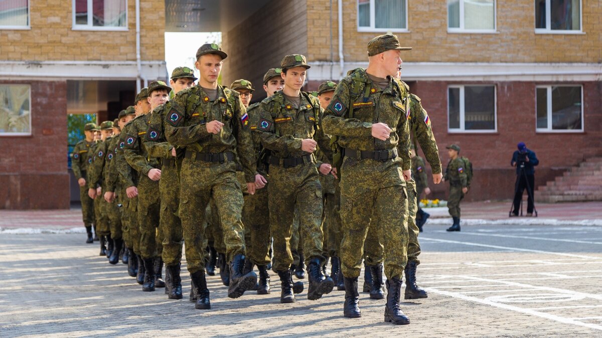     Военный учебный центр смог принять почти в половину меньше желающих.