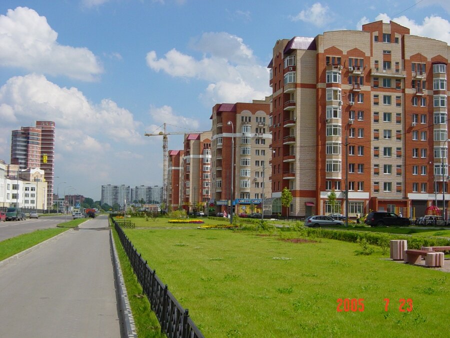 Куркино. Та самая улица, где мы вышли. Количество народа почти всегда как на фото.