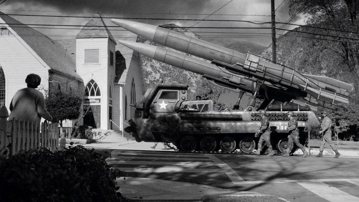 Пусковая установка ОТРК/ЗРК проходит через населённый пункт.