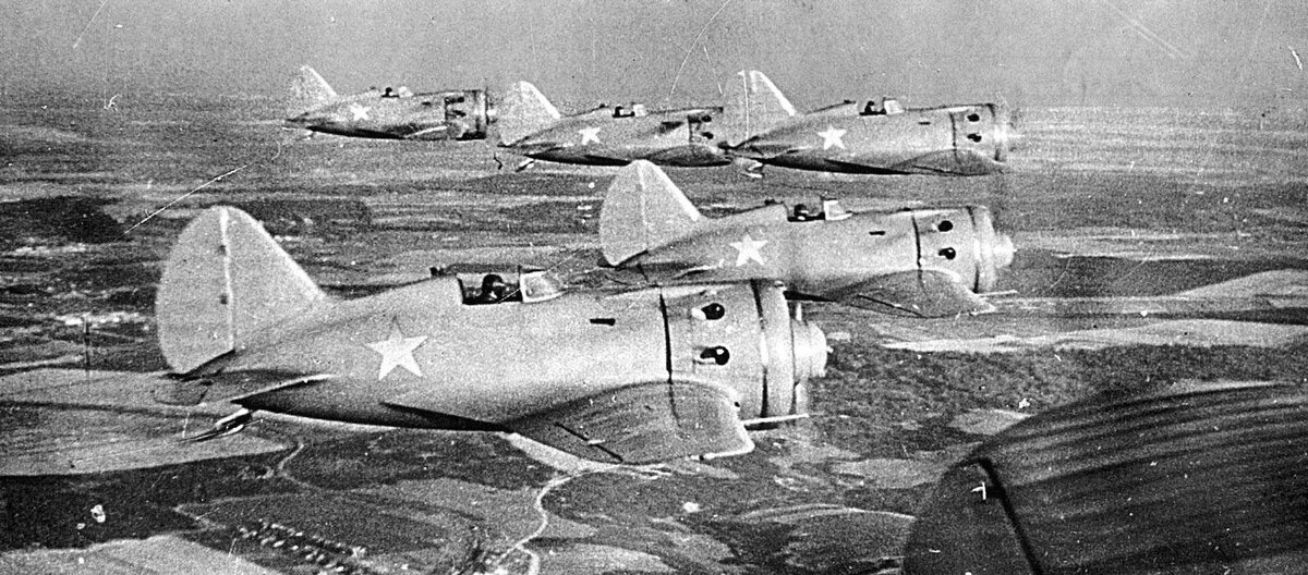 Советские истребители И-16, среди летчиков "Ишачек"