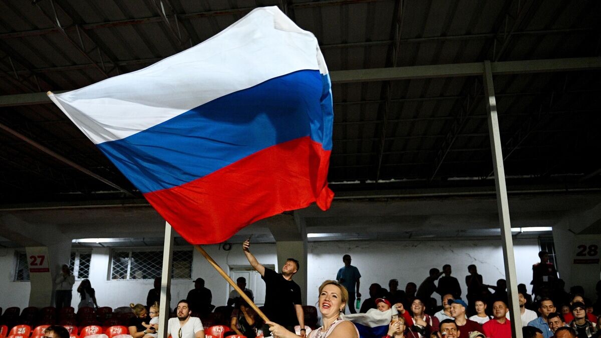    Болельщики сборной России во время товарищеского матча по футболу между сборными Киргизии и России.© РИА Новости / Алексей Филиппов