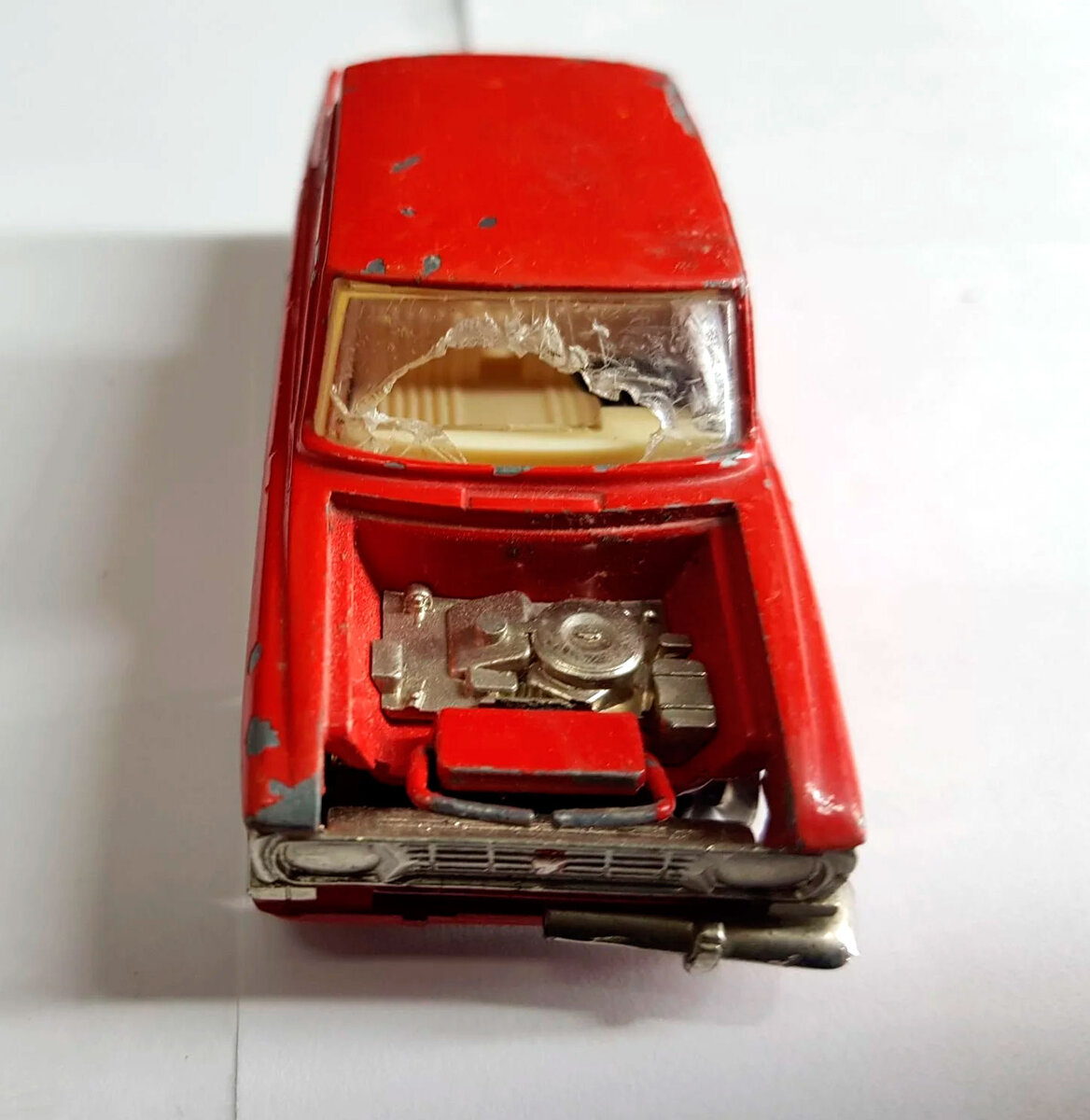 Разбито лобовое стекло, отсутствует капот, осталась половина переднего бампера.