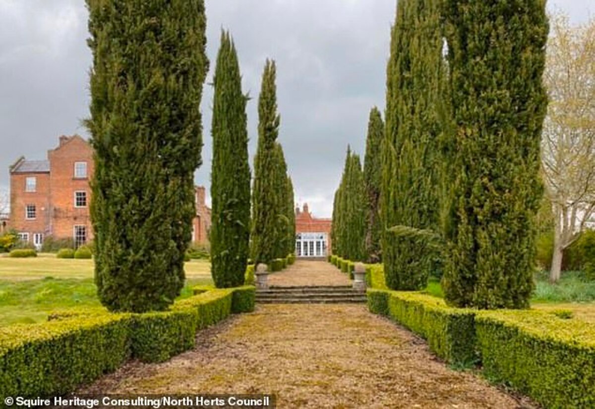    Кипарисовая аллея на территории поместья Фото: North Herts Council
