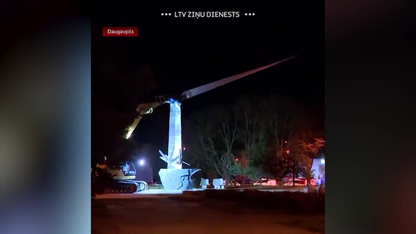 В латвийском Даугавпилсе демонтировали памятник Великой Отечественной войне. Видео © Twitter / ltvzinas