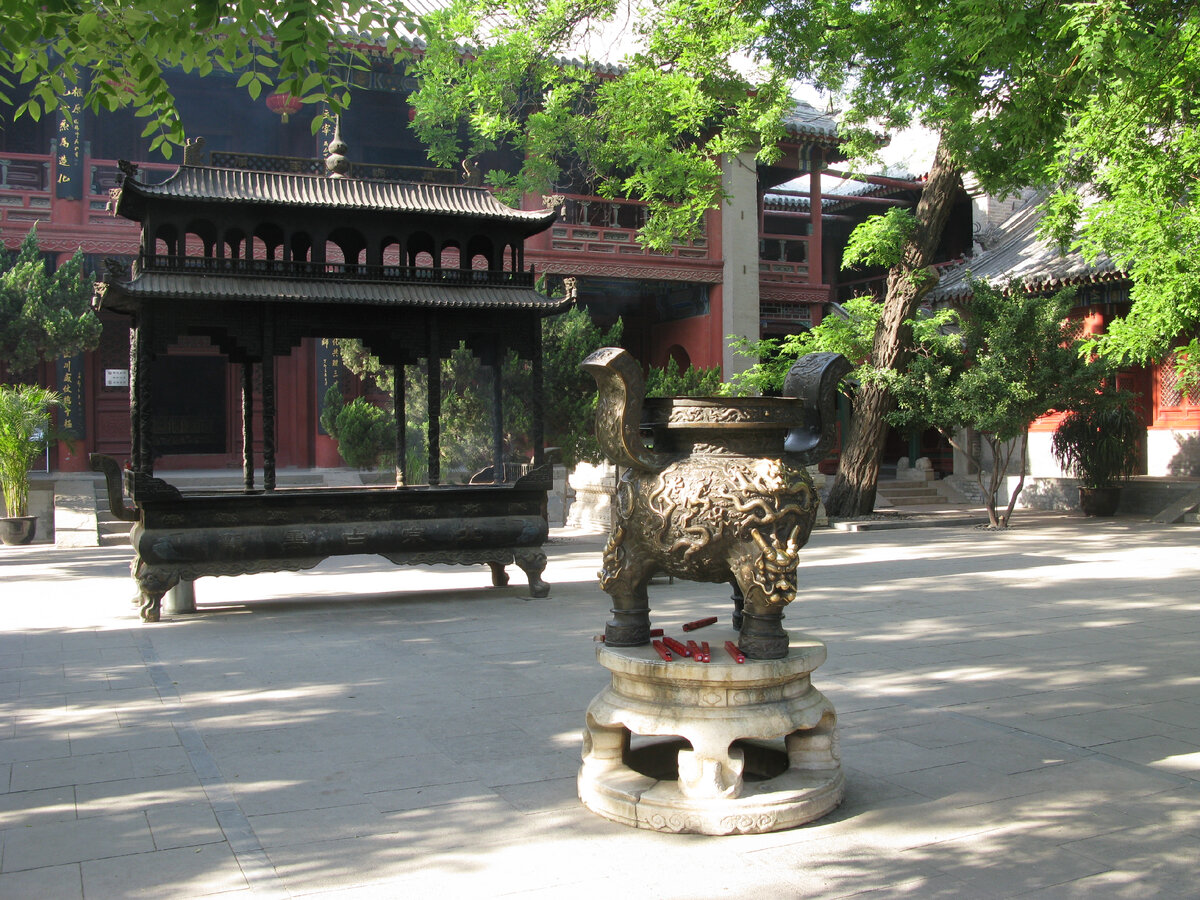 На территории храмового комплекса Белых Облаков располагается Всекитайская ассоциация даосизма, Даосская Академия, издательство и другие даосские организации.