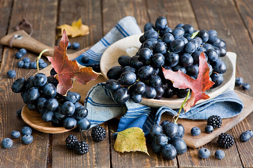Виноград, лежащий в основе красных вин, и ягоды голубики похожи по интенсивности цвета - в них много биофлавоноидов
