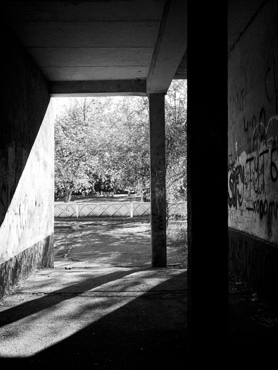 а там за забором школа)