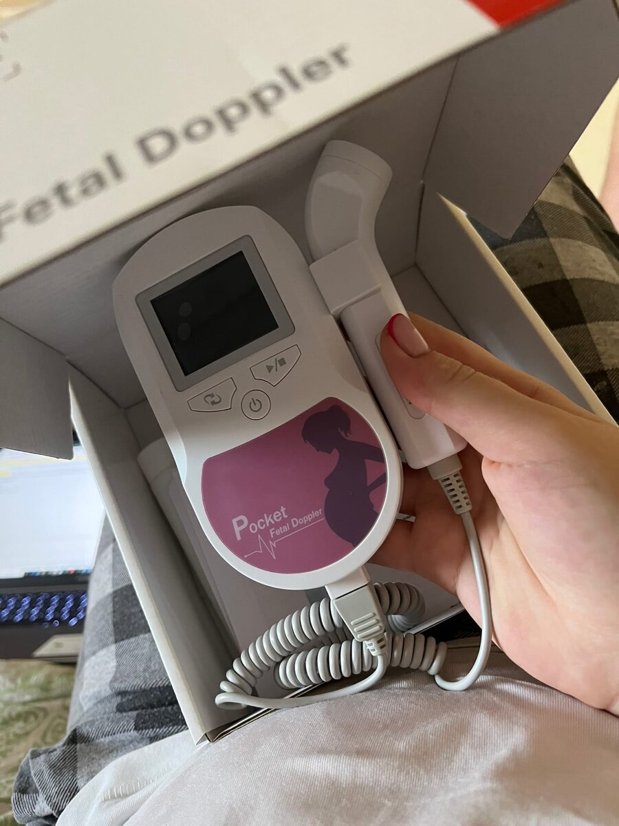 У меня был вот такой обычный допплер с вайлдбериз. Не знаю, точно он показывал данные или нет, но, во-первых, он снимал с меня тревожность, а во-вторых, в роддоме по утрам отслеживали сердцебиение тоже таким девайсом.
