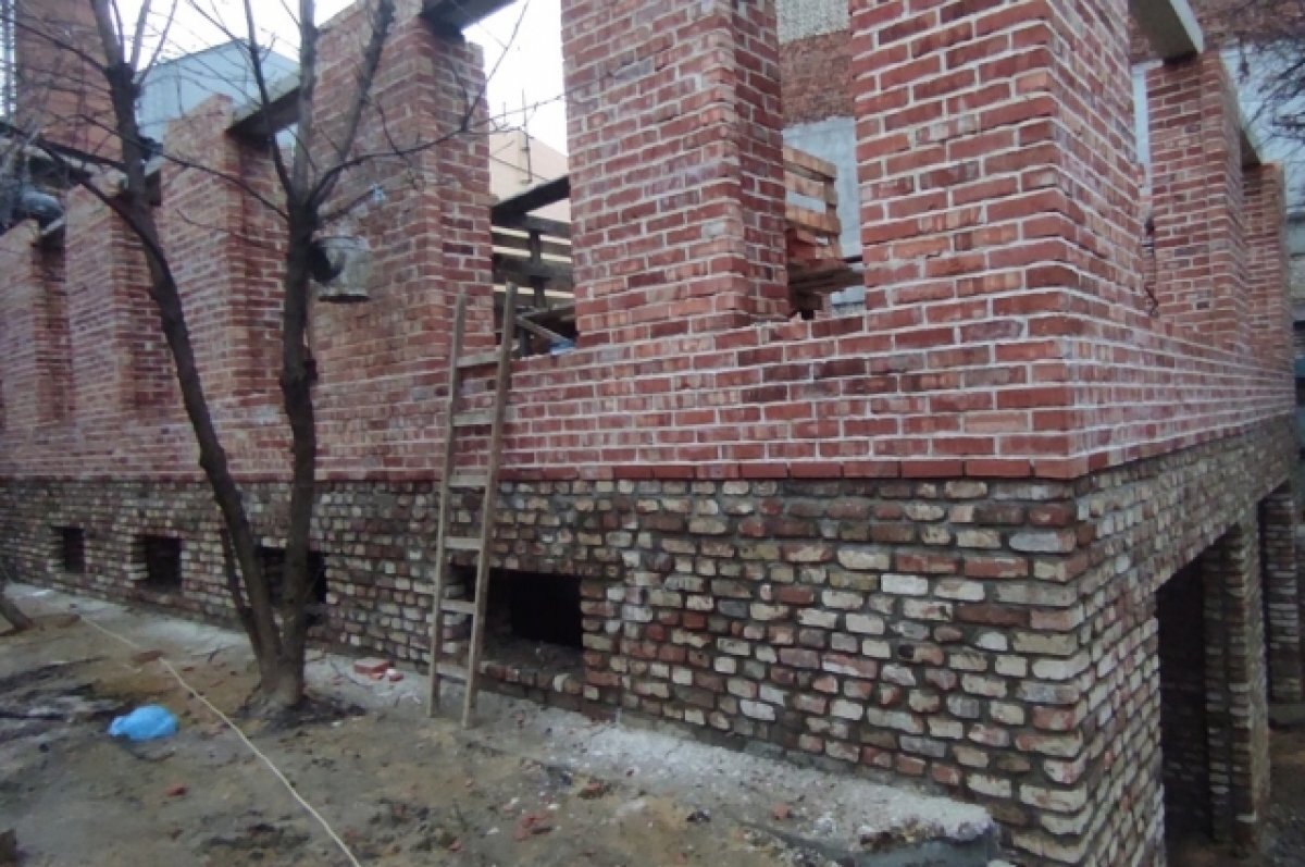    Незаконный 2-й этаж нашли в Воронеже у дома с башней на Кольцовской