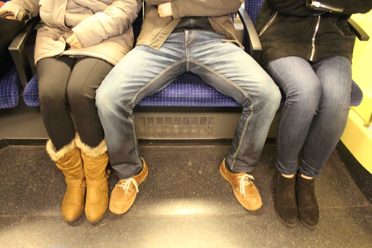 Ноги в общественном транспорте