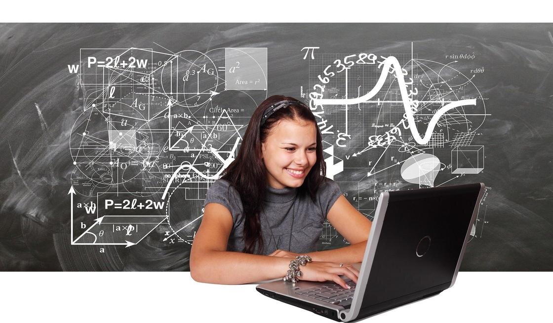    Улыбающаяся студентка на видеоконференции с преподавателем:Pixabay