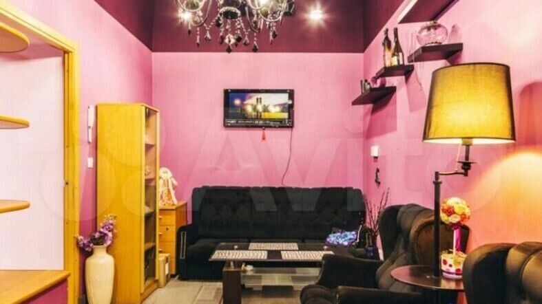     Несколько дней назад в Петрозаводске выставили на продажу бункер с оригинальным дизайнерским ремонтом и большим количеством удобств. Сейчас продавец повысил стоимость укрытия на сайте с объявлениями.