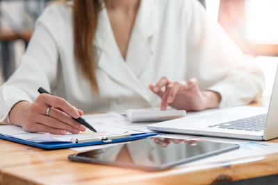    Работа с документами © Adobe Stock