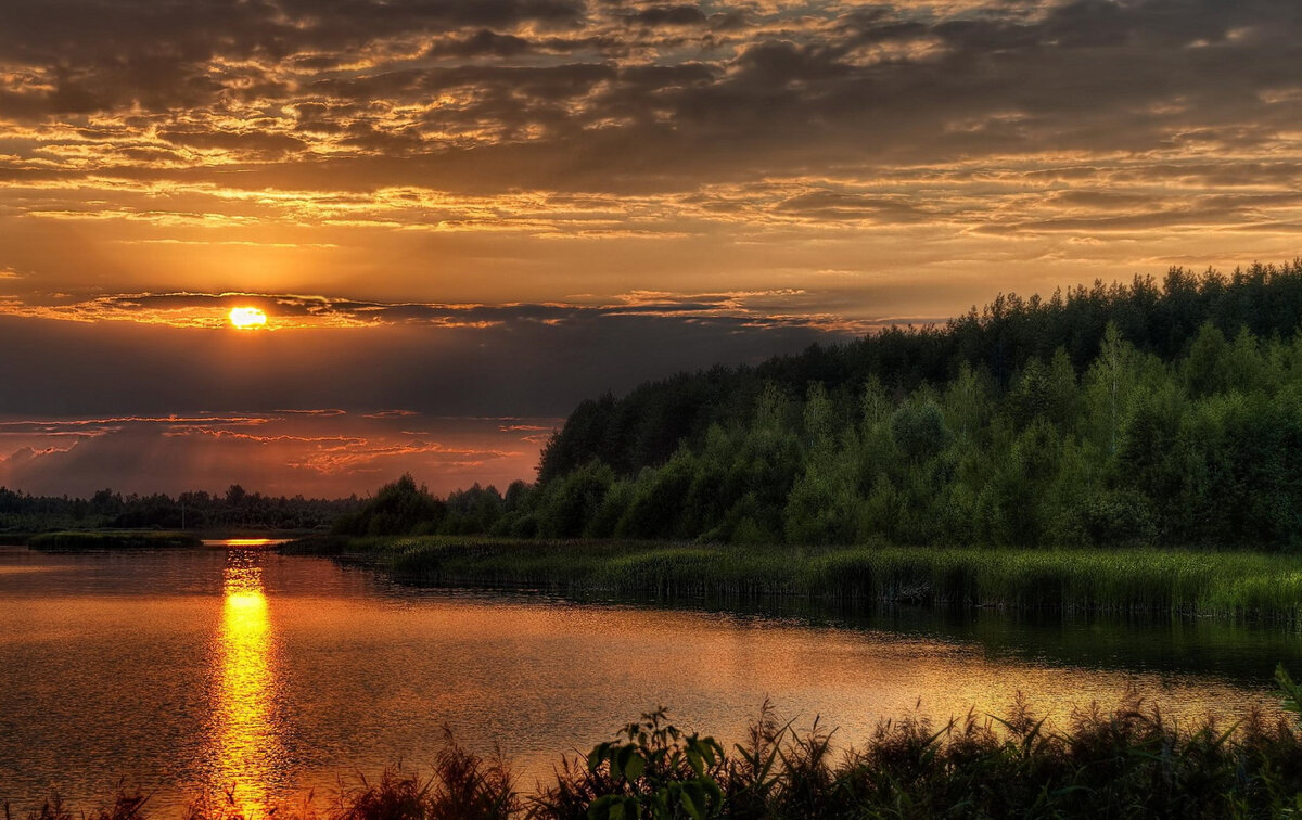 Вечер над Окой чудесен.
Источник фото: https://on-desktop.com/ru/images/wp.php?path=/wps/Nature___Sundown_The_sunset_behind_a_cloud_082682_.jpg&wp=17