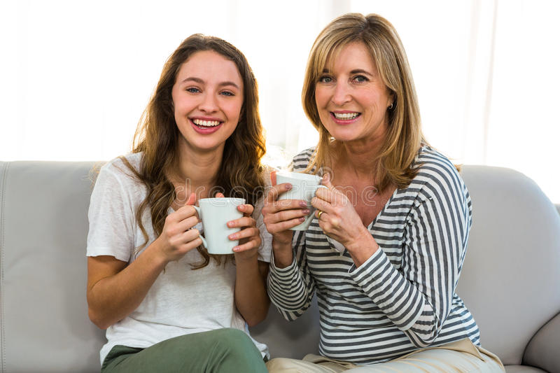 Мама пьет дочку. Чаепитие для мамы и Дочки. Мать и дочь пьют чай. Мама и дочка пьют чай фотосессия. Чай для мамы.