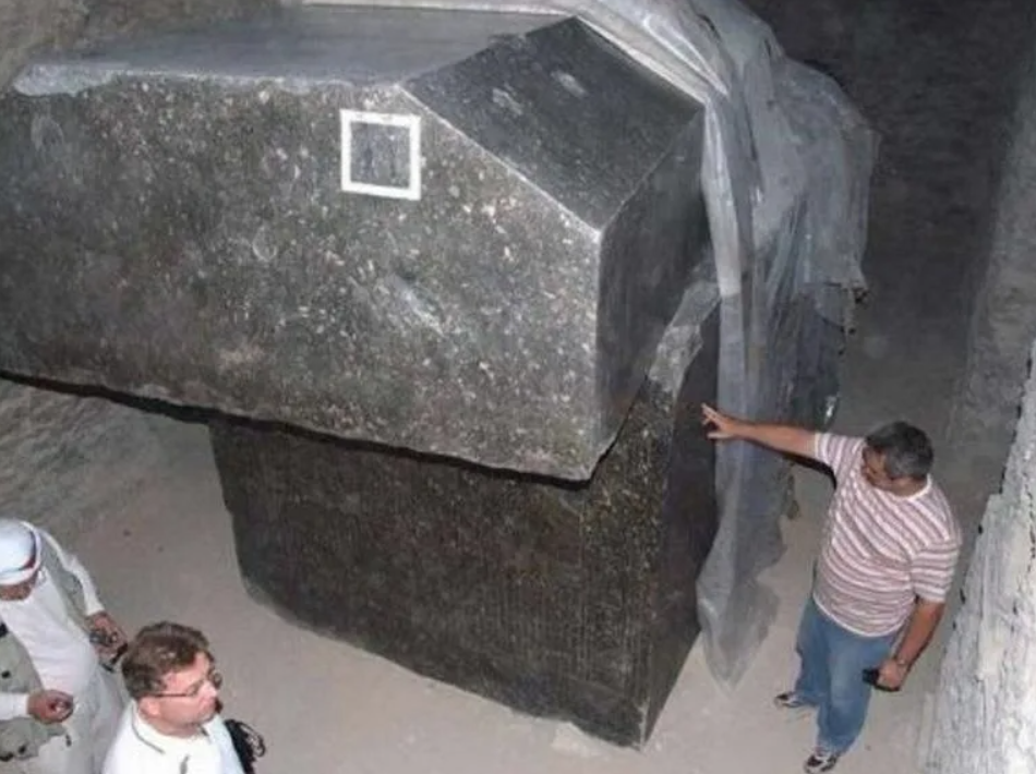 Саккара серапеум саркофаги. Серапеум саккара. Серапеум в саккаре. Серапеум египет. Пирамида серапиум.