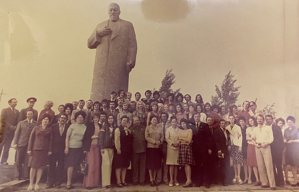 Труппа ташкентского мюзик-холла в Семипалатинске на фоне памятника Абаю Кунанбаеву, выдающемуся казахскому поэту и музыканту, основоположнику казахской письменной литературы. В центре опознан Хан – Владимир Лапин (русский драматический театр им. М. Горького), справа от него при галстуке - Батыр Закиров. 