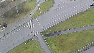     Все это из-за штормового ветра. Инцидент попал в объектив камеры наружного видеонаблюдения.