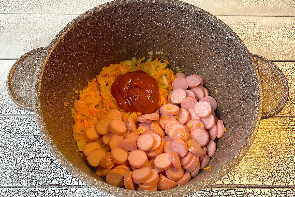 Быстрое, вкусное блюдо из капусты с сосисками: готовлю часто, едим с ...