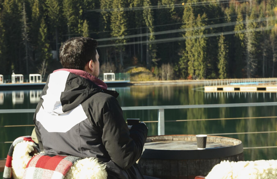 Где бы вы ни находились: в тундре, на арктической льдине, в глухой таежной избушке, — получаете хороший интернет. Других способов подключиться к глобальной паутине из «медвежьих» уголков России не существует.