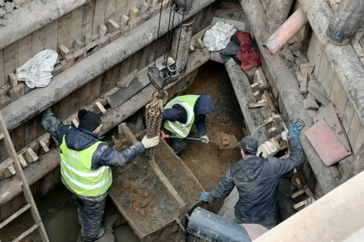    На ул. Чмутова в Туле канализацию ремонтируют без отключения потребителей