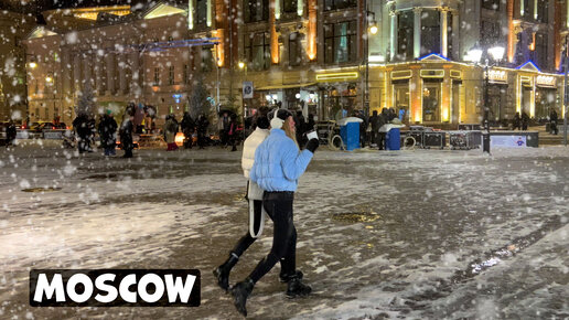 СНЕГ В МОСКВЕ ❄️ Вечерняя прогулка и красивая иллюминация в городе, снегопад в России