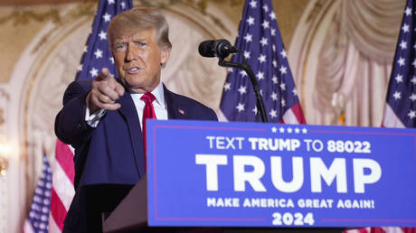 Бывший президент Дональд Трамп жестикулирует во время объявления о том, что он в третий раз баллотируется в президенты, на своем курорте Мар-а-Лаго в Палм-Бич, штат Флорида, 15 ноября 2022 года. © AP / Andrew Harnik