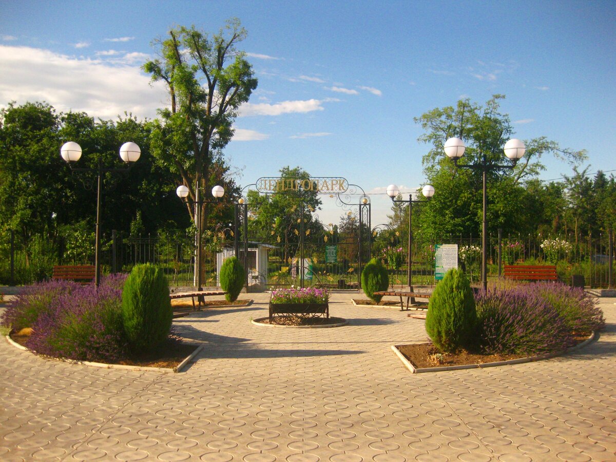 Не подумала сфотографировать в этот раз вход, поэтому фото - летнее