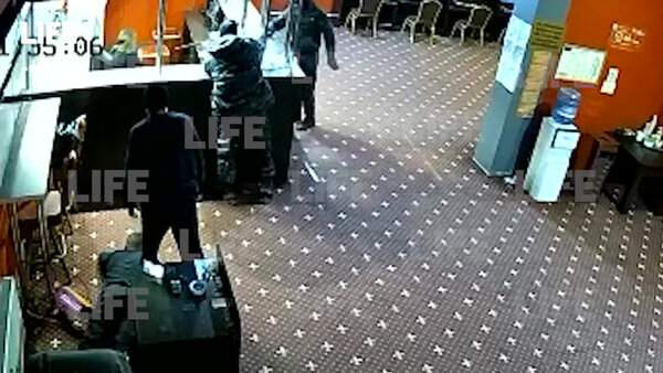 В Краснодарском крае вооружённые злоумышленники попытались ограбить букмекерскую контору. Видео © LIFE