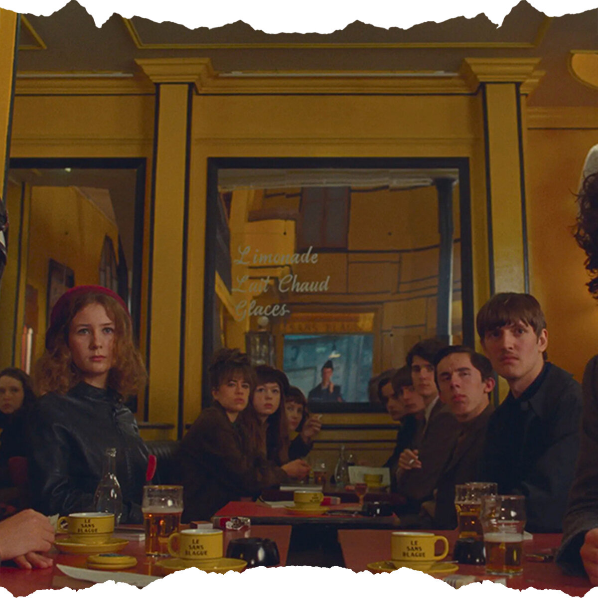 Очень насыщенный разными историями. От манящего лимонного кафе до пленительного черно-белого кино 